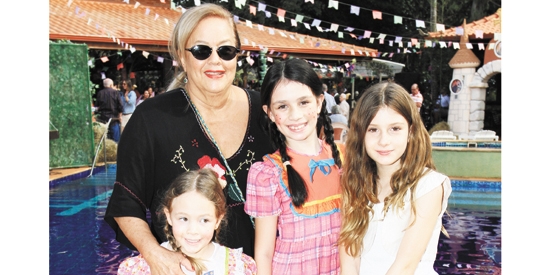 Lucia Helena Maníglia Brigagão, com as netas Marina, Clara e Maria Fernanda em festa no sítio São Gregório